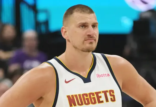 乐鱼体育平台-约基奇半场投篮4中3，罚球5中4得到10分6篮板7助攻2抢断