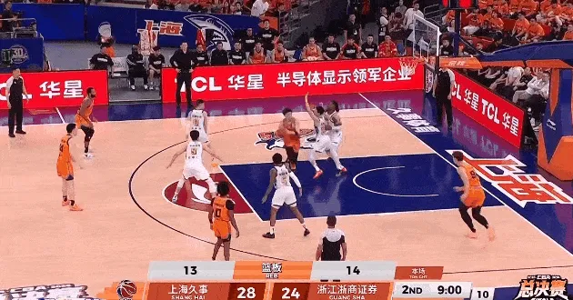 乐鱼专属资源-王哲林第一节扣篮被篮框封盖,第二节双手暴扣被犯规拦下
